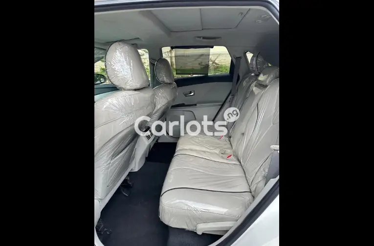 FOREIGN USED 2010 TOYOTA VENZA WITH PANORAMIC ROOF AND POWER BOOT for sale in Abuja, FCT - thumbnail 4