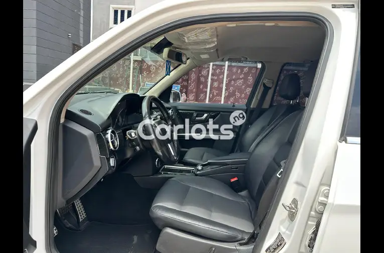 Nigerian Used 2013 MERCEDES BENZ GLK350 for sale in Kaduna - thumbnail 3