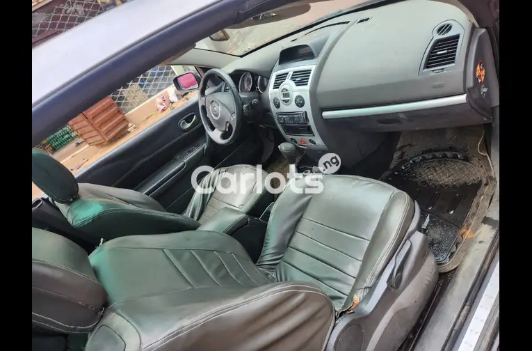 CLEAN REGISTERED 2004 RENAULT LAGUNA CONVERTIBLE for sale in Igando, Lagos - thumbnail 2