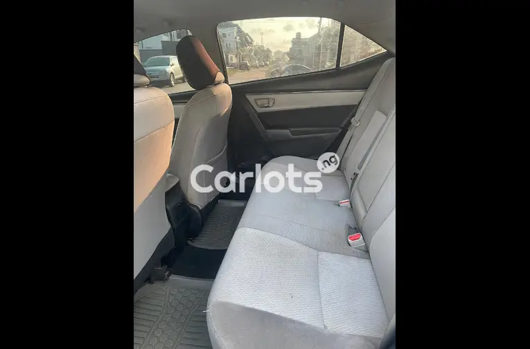 Nigerian Used FEW MONTHS REGISTERED 2015 TOYOTA COROLLA LE for sale in Amuwo Odofin, Lagos - photo 3 of 7