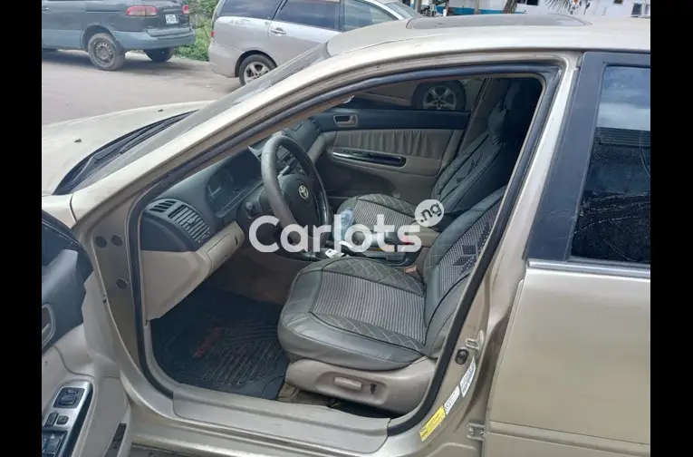 CLEAN REGISTERED 2004 TOYOTA CAMRY XLE V6 - 2/5