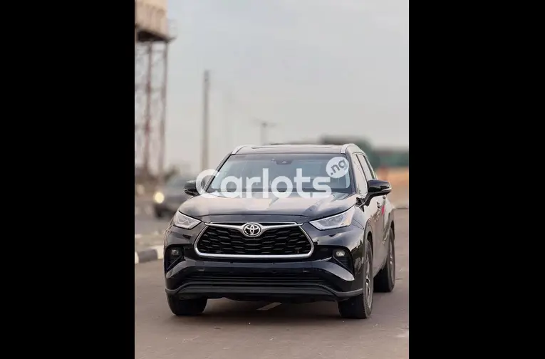 FOREIGN USED 2022 TOYOTA HIGHLANDER XLE for sale in Abuja