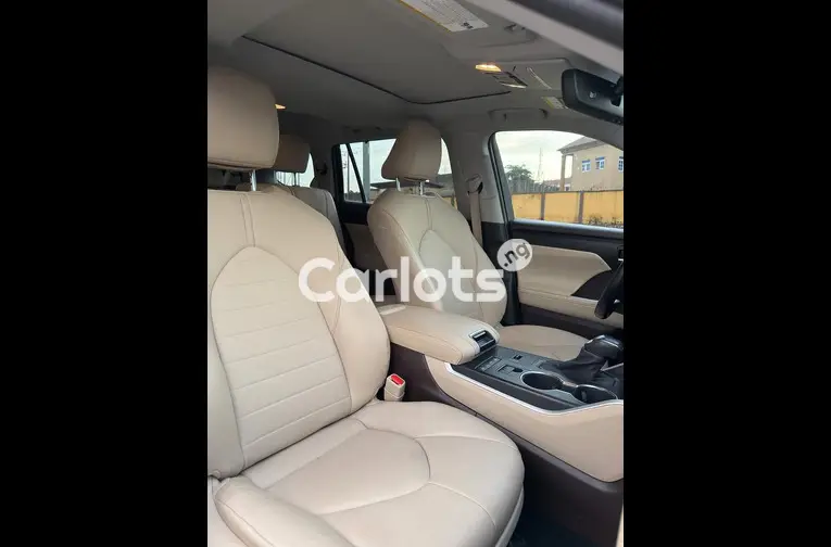 FOREIGN USED 2022 TOYOTA HIGHLANDER XLE for sale in Abuja, FCT - photo 5 of 7