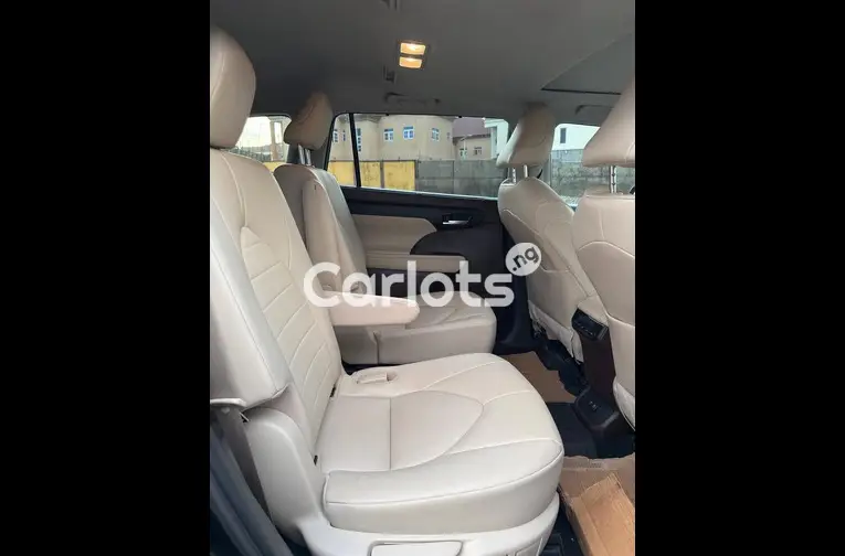 FOREIGN USED 2022 TOYOTA HIGHLANDER XLE for sale in Abuja, FCT - photo 6 of 7