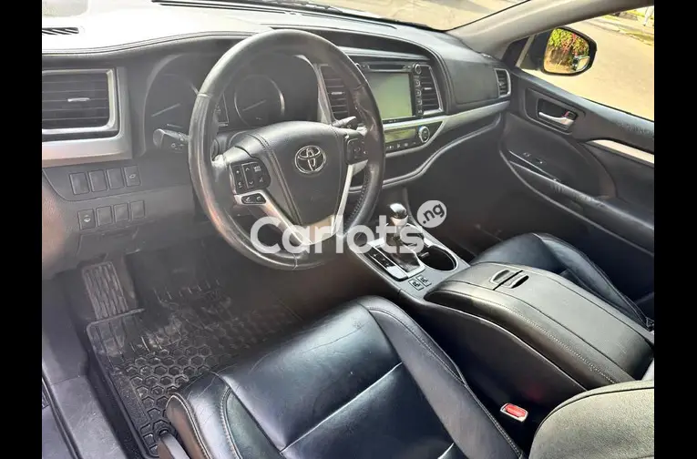 FOREIGN USED 2014 TOYOTA HIGHLANDER XLE for sale in Abuja, FCT - photo 3 of 7