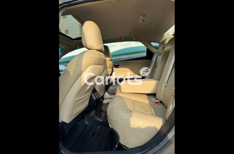 Nigerian Used 2016 TOYOTA AVALON FULL OPTION for sale in Abuja, FCT - photo 5 of 7