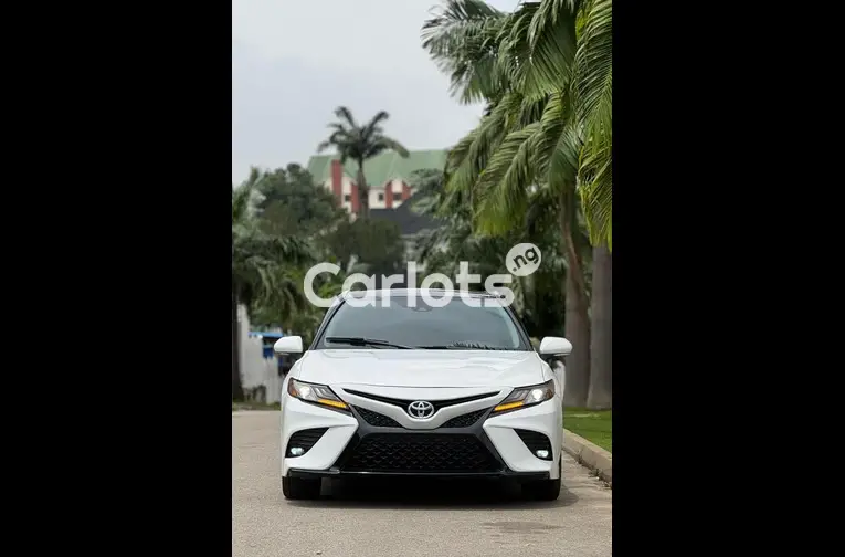 Foreign Used 2019 KEYLESS TOYOTA CAMRY XSE for sale in Abuja, FCT - thumbnail 2