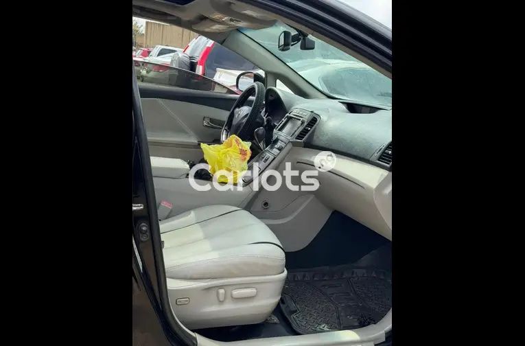 Nigerian Used 2010 TOYOTA VENZA FULL OPTION for sale in Abuja, FCT - thumbnail 4