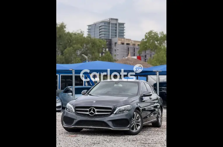 Clean 2016 Mercedes Benz C300 - 1/7