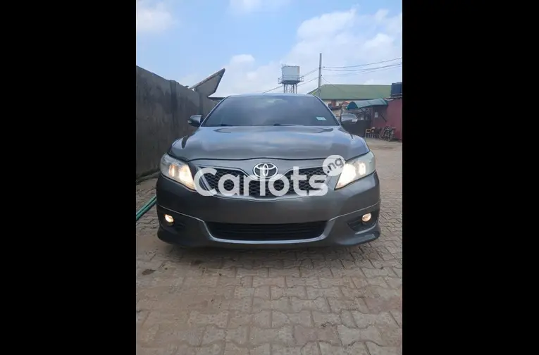 2010 TOYOTA CAMRY SE