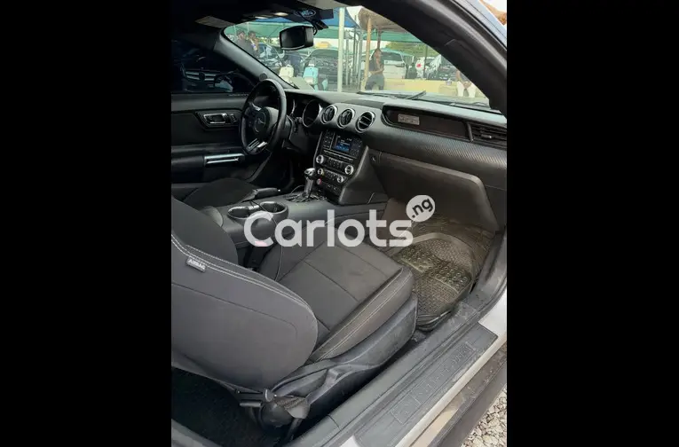 Foreign Used 2016 Ford Mustang - 2/5