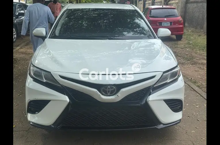 2018 TOYOTA CAMRY S E - 1/7