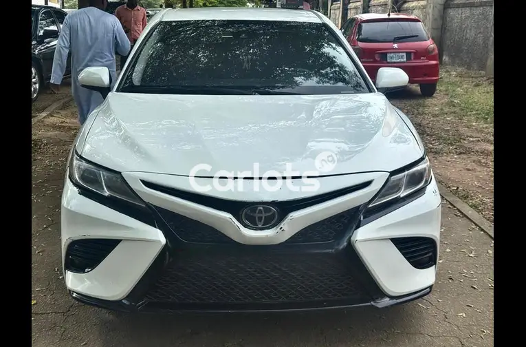2018 TOYOTA CAMRY SE