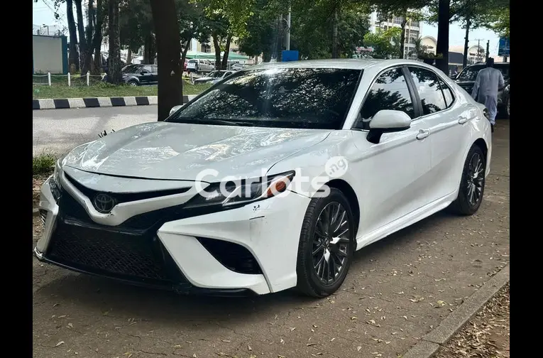 Nigerian Used 2018 TOYOTA CAMRY SE for sale in Abuja, FCT - thumbnail 2