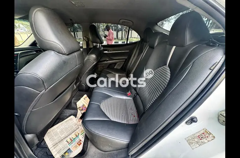 Nigerian Used 2018 TOYOTA CAMRY SE for sale in Abuja, FCT - photo 5 of 7