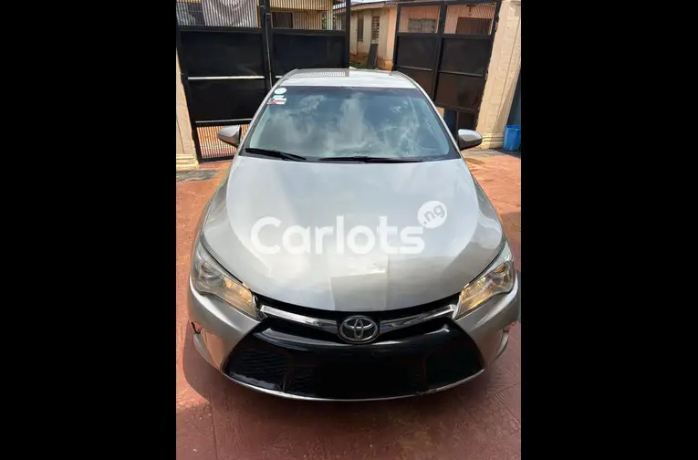 TOKS STANDARD ACCIDENT FREE 2015 TOYOTA CAMRY SE for sale in Lagos