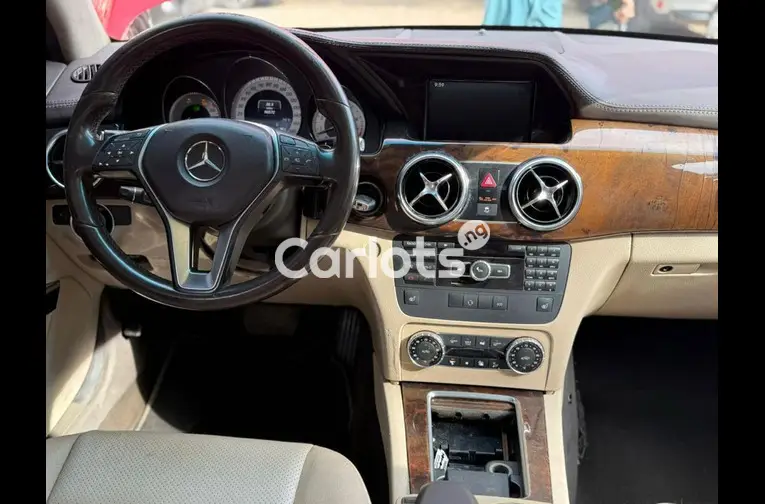 Nigerian Used 2014 MERCEDES BENZ GLK350 for sale in Abuja, FCT - thumbnail 3