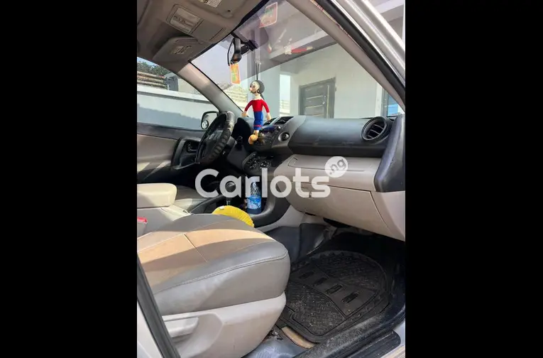 Nigerian Used FIRST BODY KEYLESS 2010 TOYOTA RAV4 for sale in Kaduna - photo 3 of 6