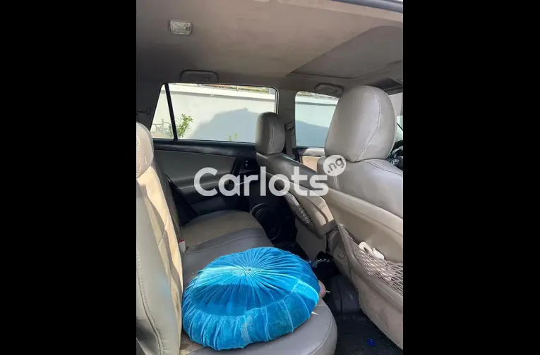 Nigerian Used FIRST BODY KEYLESS 2010 TOYOTA RAV4 for sale in Kaduna - photo 5 of 6