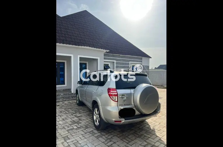 Nigerian Used FIRST BODY KEYLESS 2010 TOYOTA RAV4 for sale in Kaduna - photo 6 of 6