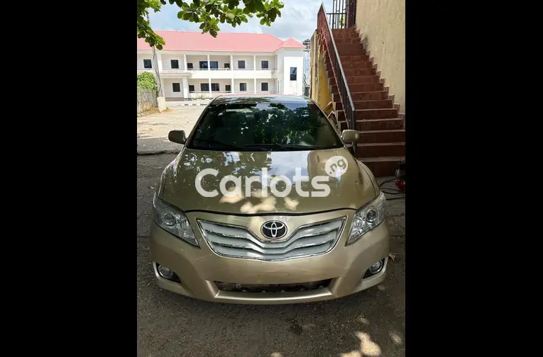 2010 TOYOTA CAMRY LE - 1/7