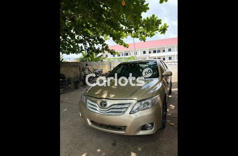 Nigerian Used 2010 TOYOTA CAMRY LE for sale in Lagos - thumbnail 2