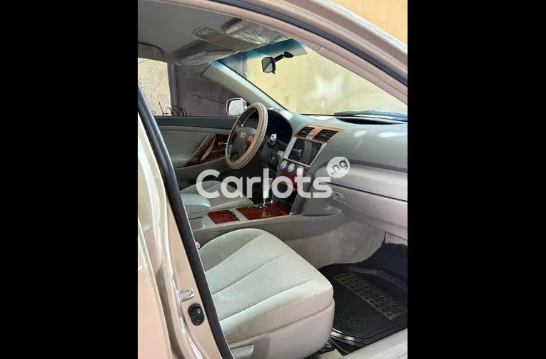 Nigerian Used 2010 TOYOTA CAMRY LE for sale in Lagos - thumbnail 4