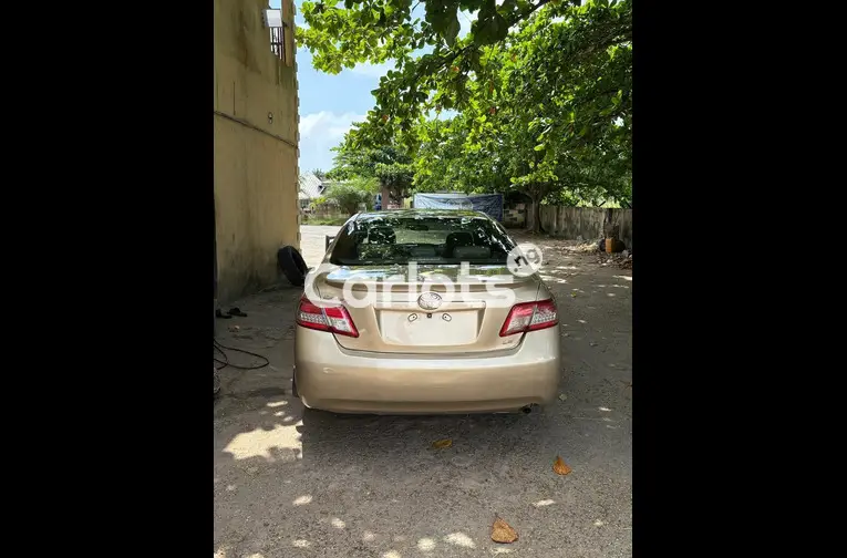 Nigerian Used 2010 TOYOTA CAMRY LE for sale in Lagos - thumbnail 6