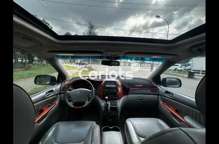 2010 TOYOTA SIENNA - 2/6