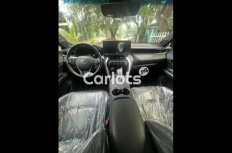Foreign used 2022 Toyota Venza - 2/5