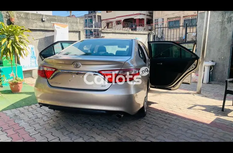 FOREIGN USED 2016 TOYOTA CAMRY SE - 5/5