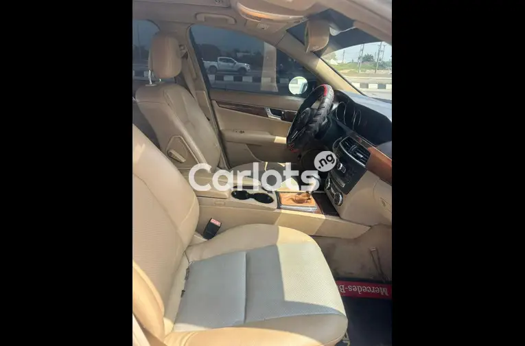 Nigerian Used 2009 MERCEDES BENZ C300 for sale in Abuja, FCT - photo 4 of 6