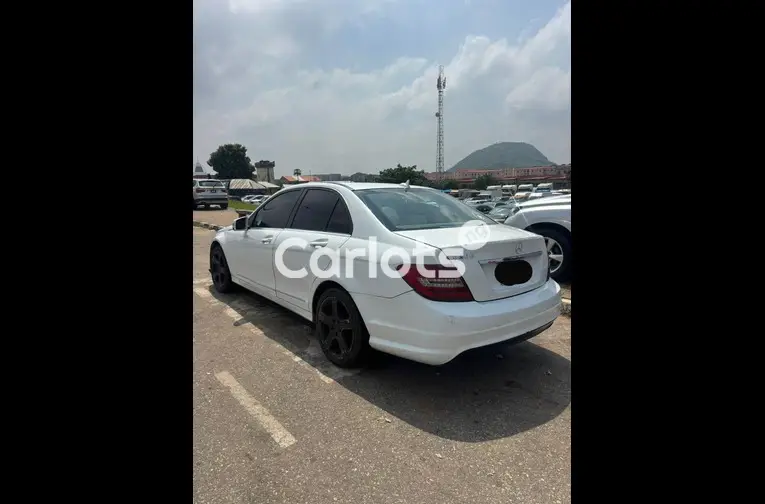 Nigerian Used 2009 MERCEDES BENZ C300 for sale in Abuja, FCT - thumbnail 5