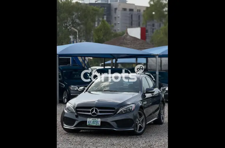 Clean 2016 Mercedes C300 - 1/7