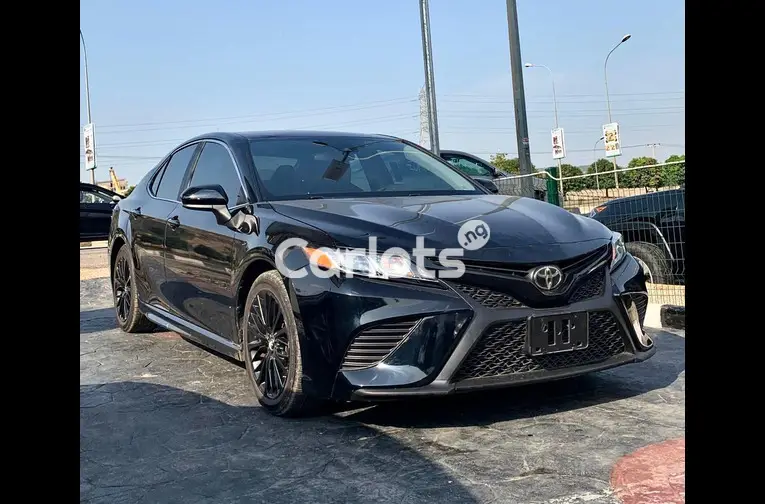 DISTRESS SALE FOREIGN USED 2019 TOYOTA CAMRY SE - 1/5