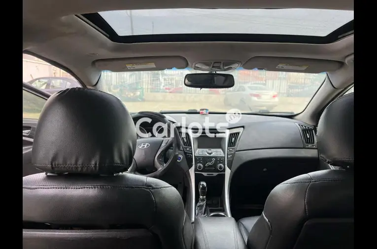 Nigerian Used 2013 KEYLESS HYUNDAI SONATA LIMITED for sale in Lagos - thumbnail 4