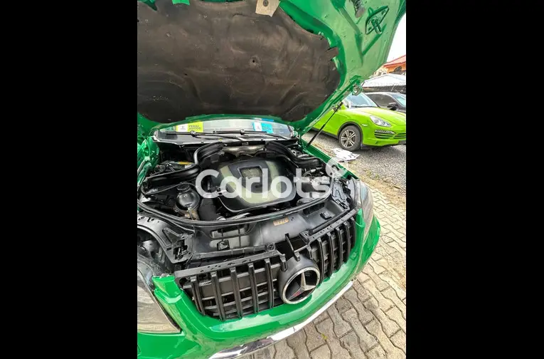 Nigerian Used 2010 MERCEDES BENZ GLK 350 4Matic for sale in Lekki, Lagos - photo 3 of 7