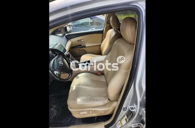 Nigerian Used 2010 TOYOTA VENZA FOUR CYLINDERS for sale in Abuja, FCT - photo 4 of 6