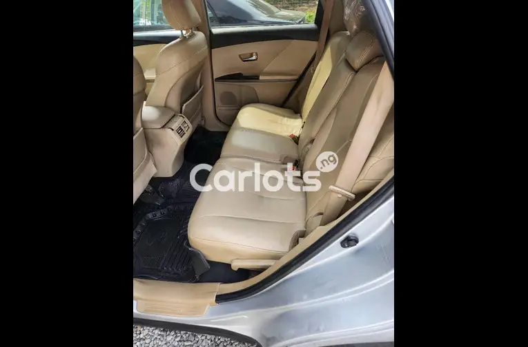 Nigerian Used 2010 TOYOTA VENZA FOUR CYLINDERS for sale in Abuja, FCT - thumbnail 5