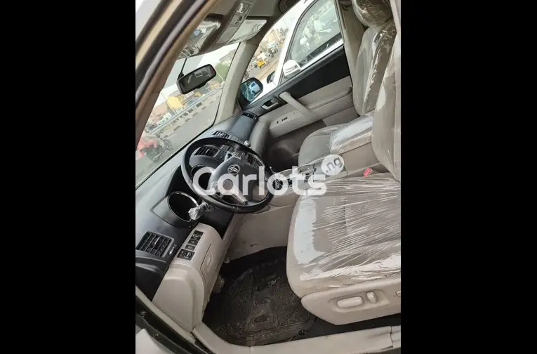 Nigerian Used 2013 TOYOTA HIGHLANDER for sale in Kaduna - thumbnail 3