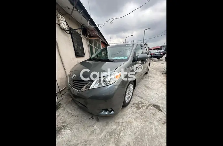 FOREIGN USED 2011 TOYOTA SIENNA XLE V6