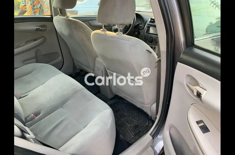 Nigerian Used 2013 TOYOTA COROLLA LE for sale in Abuja, FCT - photo 4 of 7