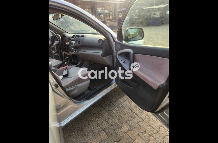 Nigerian Used Distress sales 2007 Toyota Rav4 for sale in Abuja - photo 2 of 5