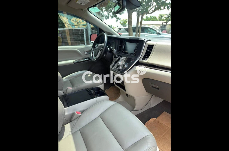 Foreign Used Direct Belgium 2018 Toyota sienna for sale in Abuja, FCT - photo 2 of 5