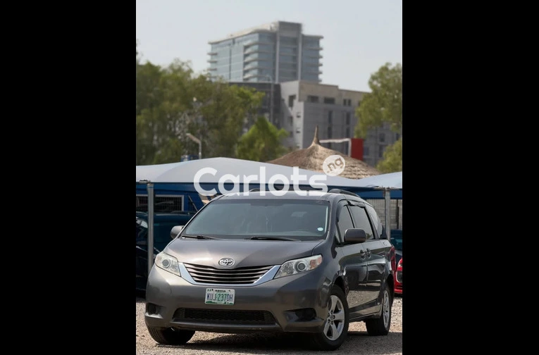 2015 TOYOTA SIENNA