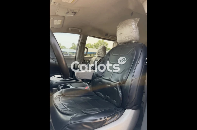 Nigerian Used 2015 TOYOTA SIENNA for sale in Garki, FCT - thumbnail 2