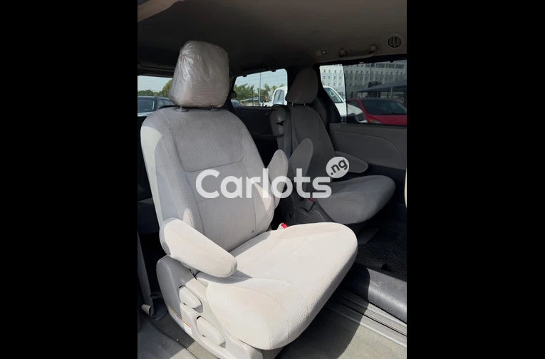 Nigerian Used 2015 TOYOTA SIENNA for sale in Garki, FCT - photo 3 of 7