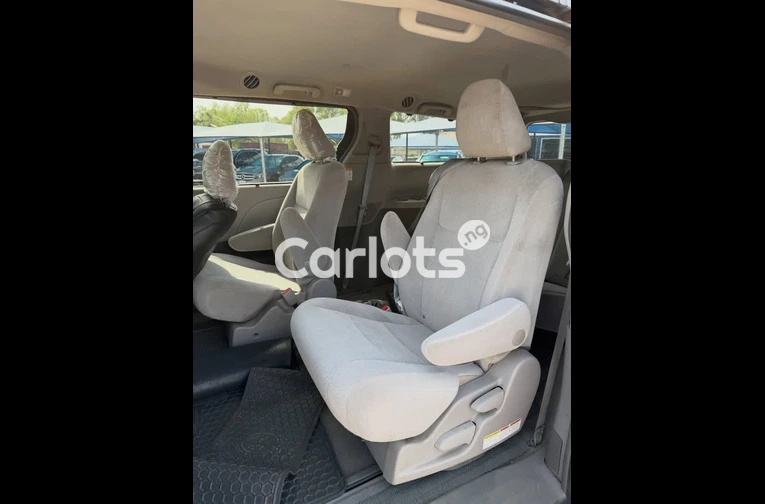 Nigerian Used 2015 TOYOTA SIENNA for sale in Garki, FCT - photo 4 of 7