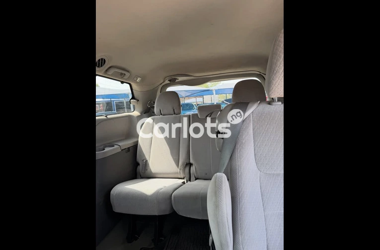Nigerian Used 2015 TOYOTA SIENNA for sale in Garki, FCT - photo 5 of 7