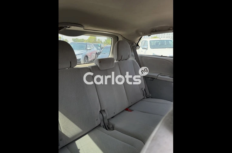 Nigerian Used 2015 TOYOTA SIENNA for sale in Garki, FCT - photo 6 of 7